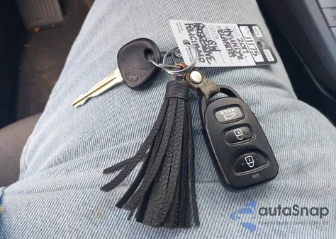 2017 Hyundai Elantra Se z USA, uszkodzony, nr VIN KMHD84LF5HU422489